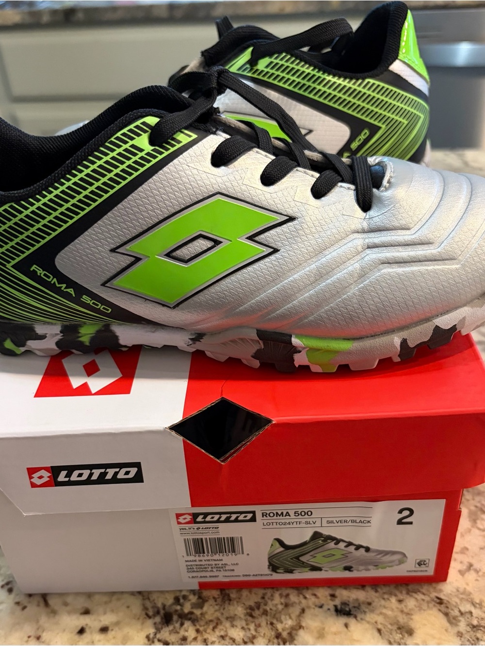 Indoor Turf Soccer Cleats LOTTO Kids Roma 500 Soccer Shoes - Sz 2 (kids / youth)